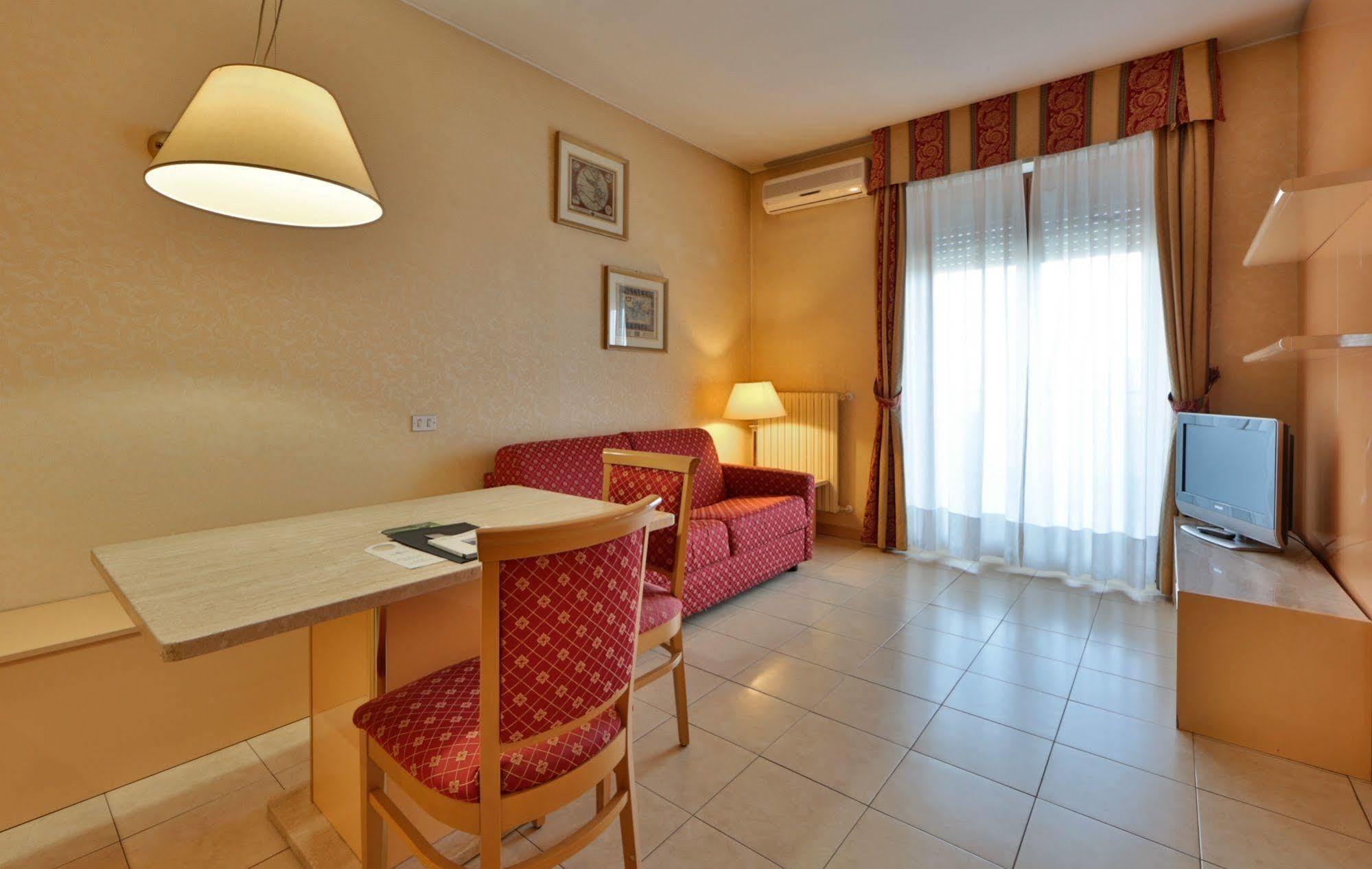 Unaway Hotel&residence Quark Due Apartahotel 4*